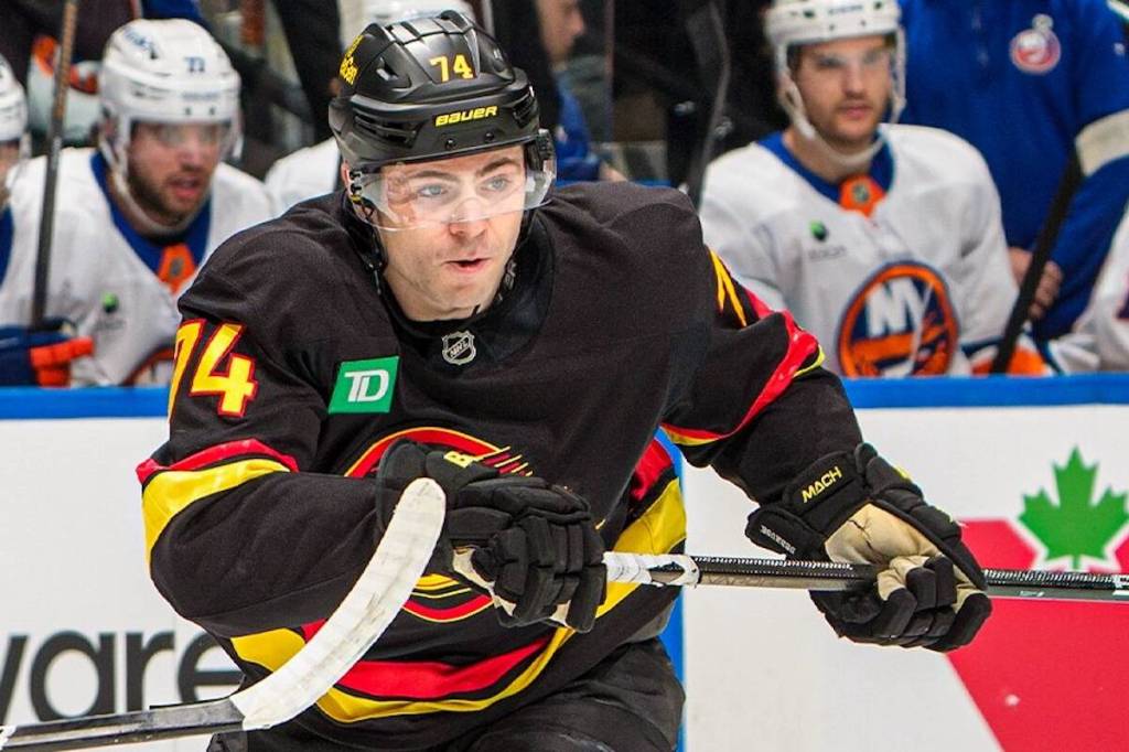 Duclair nets 2 as New York Islanders trip slumping Canucks 4-3